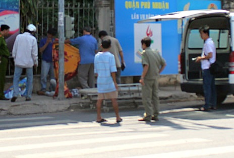 Cơ quan chức năng chuyển thi thể nạn nhân về nhà xác