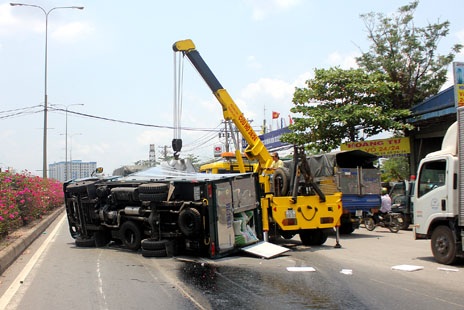 Hiện trường xe tải lật trưa 5/4