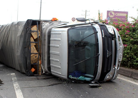 Xe chở sữa lật ngang đường, tài xế mắc kẹt trong cabin - 1 Hiện trường xe tải chở sữa lật sáng 9/4