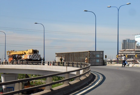 Container văng xuống đường, hàng trăm người khiếp vía - 1 Hiện trường vụ rơi thùng container