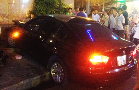 Xe BMW đâm đầu vào tường bệnh viện phụ sản - 1 Ô tô lao đầu vào tường bệnh viện phụ sản vào tối 8/5