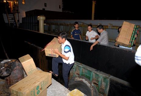 "Ngụy trang" để trốn hàng trăm triệu đồng tiền thuế - 1 Lực lượng hải quan thu giữ số súng nhập lậu