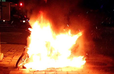 Bị công an xử phạt, châm lửa đốt xe máy - 1 Chiếc xe máy bốc cháy dữ dội sau khi bị ông S. châm lửa đốt