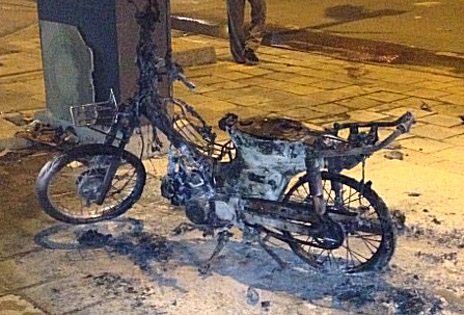 Bị công an xử phạt, châm lửa đốt xe máy - 2 Chiếc xe cháy rụi trơ khung