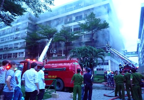 Cháy lớn tại công ty Pou Yuen Việt Nam - 4 Lực lượng cứu hỏa tiếp cận vụ cháy