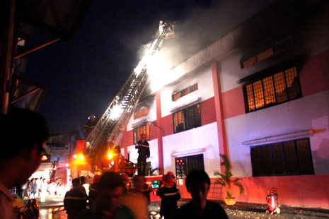 Toàn cảnh vụ cháy kinh hoàng trong Khu công nghiệp Sóng Thần - 9 Việc chữa cháy kéo dài hơn 3 giờ đồng hồ mới khống chế được ngọn lửa