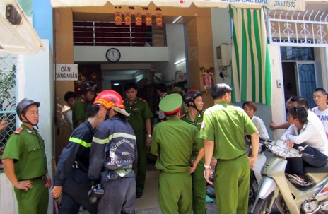 Kẹt trong thang máy chuyển đồ, một thanh niên chết thảm - 1 Lực lượng cứu hộ có mặt tại hiện trường