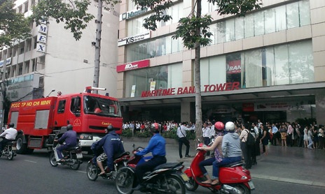 Cháy cao ốc 25 tầng, nhiều người hoảng loạn - 2 Xe cứu hỏa có mặt tại hiện trường