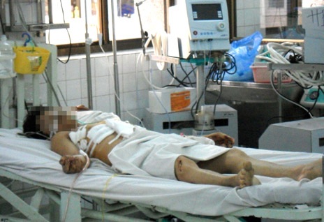 Anh Dương bên chiến bàn thờ lập ra tại phòng trọ cho vợ mình