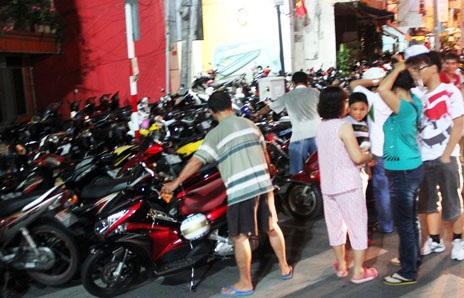 Bãi giữ xe “chặt chém” dịp lễ - 1 Một điểm giữ xe chặt chém dưới chân cầu Thủ Thiêm
