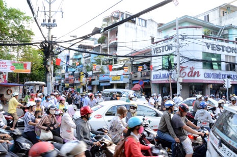 Xe cần cẩu là “thủ phạm” gây mất điện toàn miền Nam - 3 Mất điện khiến hệ thống đèn bị tê liệt, giao thông hỗn loạn (Ảnh: Trung Kiên)