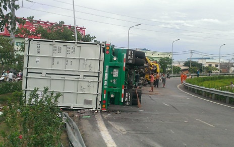 Vào cua gấp, container chở bia lật chắn ngang đường - 1 Hiện trường vụ container chở bia lật trên đường