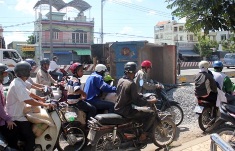 Lật xe ben, hàng tấn đá dăm tràn ra quốc lộ - 2 Sự cố khiến giao thông qua đoạn đường này gặp nhiều khó khăn