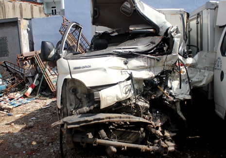 Xe tải đối đầu, tài xế chết thảm trong cabin - 1 Đầu xe tải biến dạng hoàn toàn sau vụ tai nạn, tài xế đã chết thảm ngay trong cabin