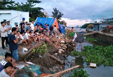 Bốn công nhân xuống sông “giải nhiệt”, một người chết đuối - 2 Người dân và đồng nghiệp của anh Toàn dõi theo việc cứu hộ
