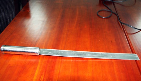 Nghi can vô cớ chém 2 người trọng thương sa lưới - 2 Một trong hai con mã tấu tự chế tên Lâm dùng gây án