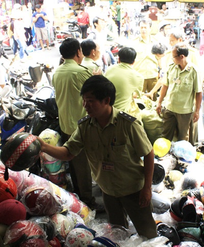 Mũ bảo hiểm “rởm” vẫn lộng hành trên phố - 1 TP.HCM: Gian nan xử lý mũ bảo hiểm “rởm”