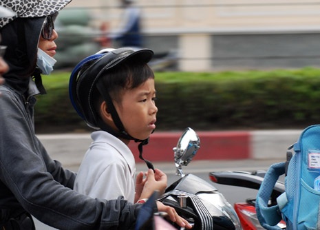 Mũ bảo hiểm “rởm” vẫn lộng hành trên phố - 8 Nhiều em nhỏ được người lớn trang bị những loại mũ rởm