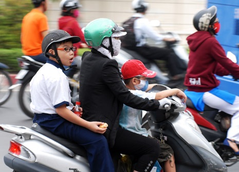 Mũ bảo hiểm “rởm” vẫn lộng hành trên phố - 9 Nhiều em nhỏ được người lớn trang bị những loại mũ rởm