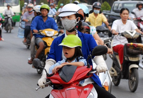Mũ bảo hiểm “rởm” vẫn lộng hành trên phố - 10 Nhiều em nhỏ được người lớn trang bị những loại mũ rởm
