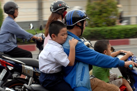 Mũ bảo hiểm “rởm” vẫn lộng hành trên phố - 11 Luôn tiềm ẩn những rủi ro khi các em không được đội mũ bảo hiểm khi tham gia giao thông