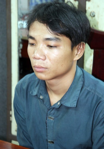 Nghi can vô cớ chém 2 người trọng thương sa lưới - 1 Nghi can vô cớ chém 2 người bị thương bị bắt tại cơ quan công an quận Thủ Đức.