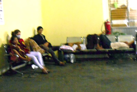 Một số người ngủ tại nhà chờ phà Cát Lái đợi trời sáng