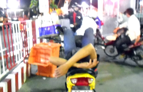 Một số người ngủ tại nhà chờ phà Cát Lái đợi trời sáng