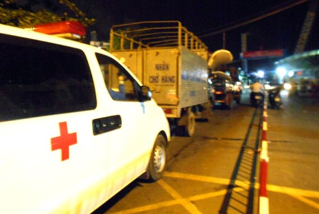 Các phương tiện kẹt lại tại phà Cát Lái đêm 18/5.