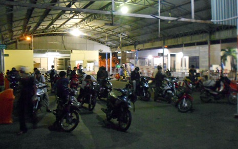 Các phương tiện kẹt lại tại phà Cát Lái đêm 18/5.