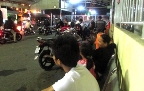 Các phương tiện kẹt lại tại phà Cát Lái đêm 18/5.