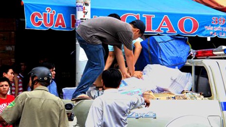 Kiếm tiền “khủng” như các “trùm” thuốc lá lậu - 4 Lực lượng chức năng thu giữ thuốc lá lậu tại một kho bí mật tại trung tâm thành phố