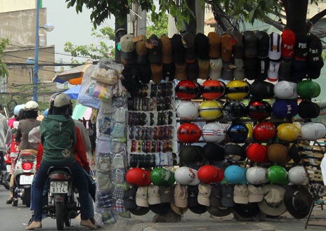 Mũ bảo hiểm “rởm” vẫn lộng hành trên phố - 2 TP.HCM: Gian nan xử lý mũ bảo hiểm “rởm”