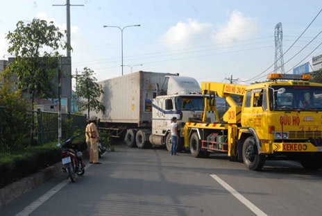 Xe container “đại náo” trên quốc lộ - 5 Xe container “đại náo” trên quốc lộ