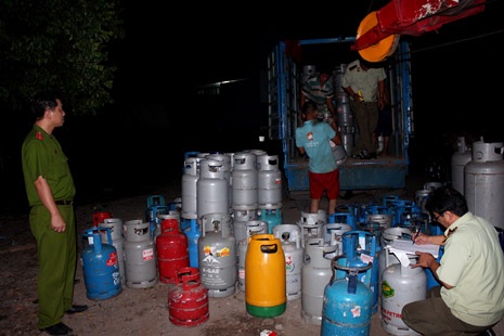 “Hang ổ” tập kết gas giả bị triệt phá - 3 Lực lượng chức năng kiểm tra, thu giữ số gas giả