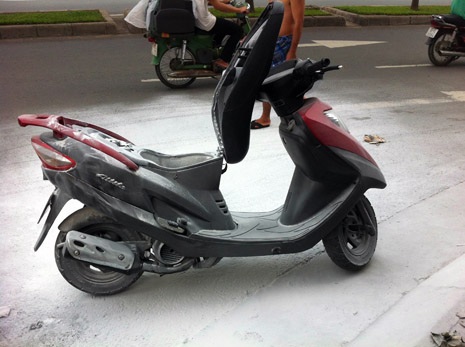 Xe tay ga phát hỏa, một phụ nữ vứt xe bỏ chạy - 1 Hiện trường xe tay ga bốc cháy