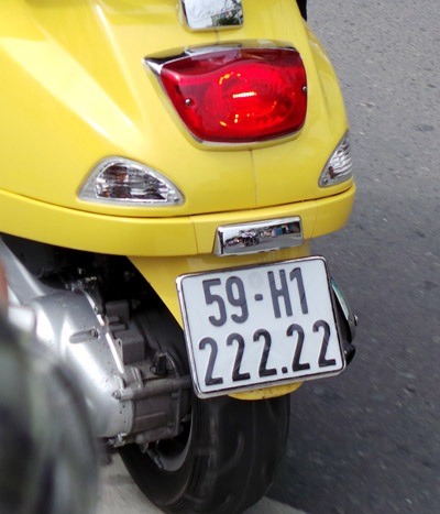 Những chiếc xe mang biển "tứ quý, ngũ quý" khoe dáng trên phố - 2 Chiếc xe