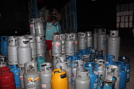 “Hang ổ” tập kết gas giả bị triệt phá - 4 Nhiều bình gas khá cũ và có dấu hiệu cắt, sửa