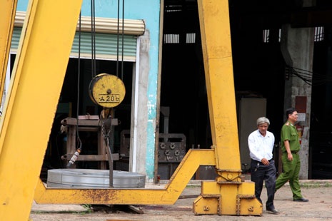 Bị hàng tấn sắt đè lên người, một công nhân chết thảm - 1 Bị hai cuộn sắt nặng hàng tấn đè lên người nên anh Hùng đã tử vong vì thương tích nặng