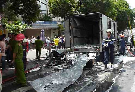 Xe chở đồ gỗ bốc cháy khi đang lưu thông - 2 Thùng hàng bị thiêu rụi