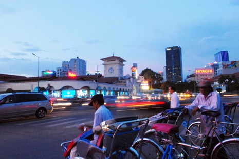 Những chiếc xích lô sẵn sàng đón du khách trước chợ đêm Bến Thành