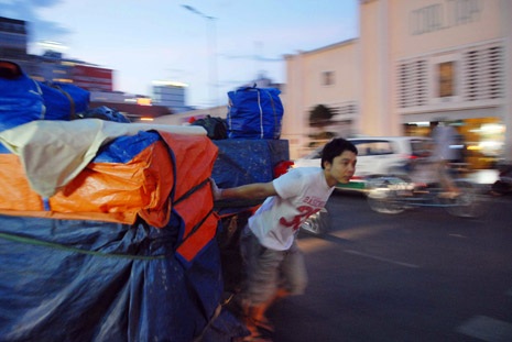 Khi ánh đèn đường sắp bừng sáng cũng là lúc người dân bắt đầu việc buôn bán của mình