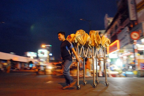 Chuẩn bị sạp hàng đêm bán quanh chợ