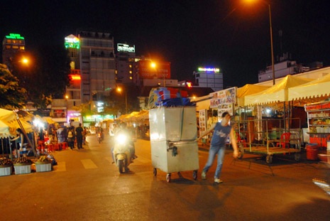 Chuẩn bị sạp hàng đêm bán quanh chợ