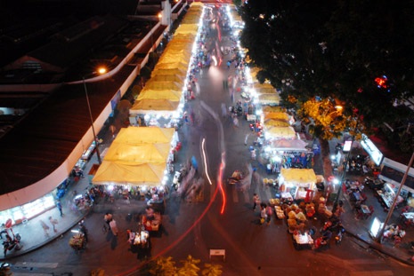 Việc buôn bán diễn ra khi những ánh đèn đêm đã bừng sáng