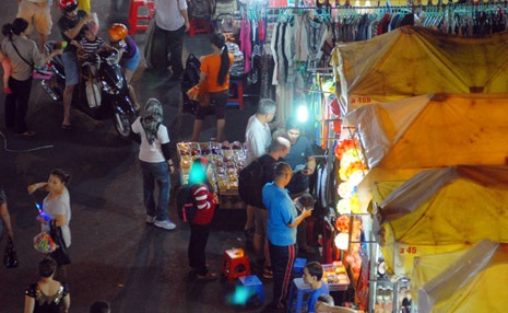 Việc buôn bán diễn ra khi những ánh đèn đêm đã bừng sáng
