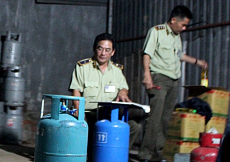“Hang ổ” tập kết gas giả bị triệt phá - 2 Lực lượng chức năng kiểm tra, thu giữ số gas giả