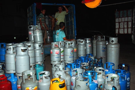 “Hang ổ” tập kết gas giả bị triệt phá - 1 Hang ổ tập kết gas giả bị triệt phá
