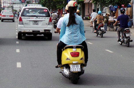 Những chiếc xe mang biển "tứ quý, ngũ quý" khoe dáng trên phố - 1 Chiếc xe