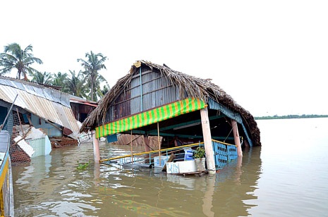 Một căn nhà lọt thỏm dưới sông